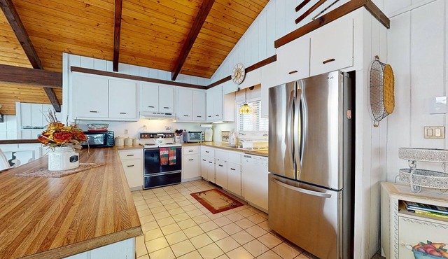 Secluded 2-story home with wood fireplace, deck, grill, fast WiFi, & streaming