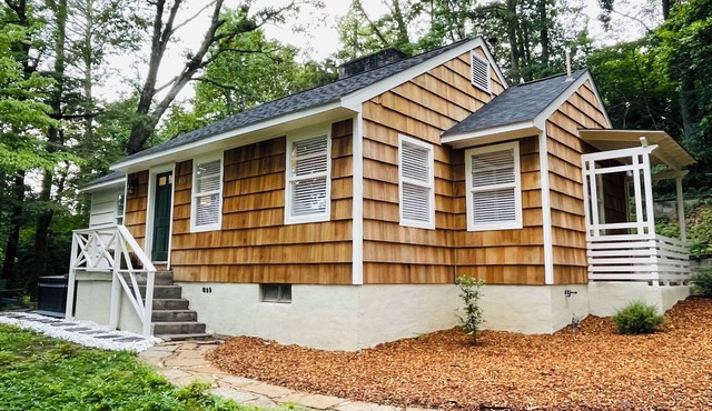 Secluded 2BR house in the trees 1mi from BHM city - sauna, hot tub, ping pong