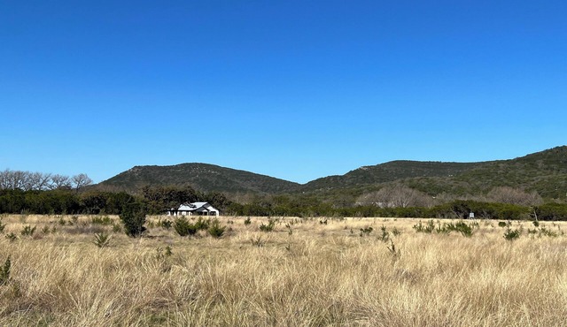 Secluded 3/2 farmhouse with scenic patio, wildlife on private acreage