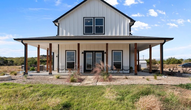 Secluded 3-Bed 3-Bath Modern Farmhouse with Pickleball Firepit and Patio