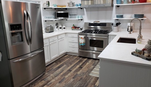 Secluded 3 bedrm renovated home w/pool walking distance to Lake & sunset trail