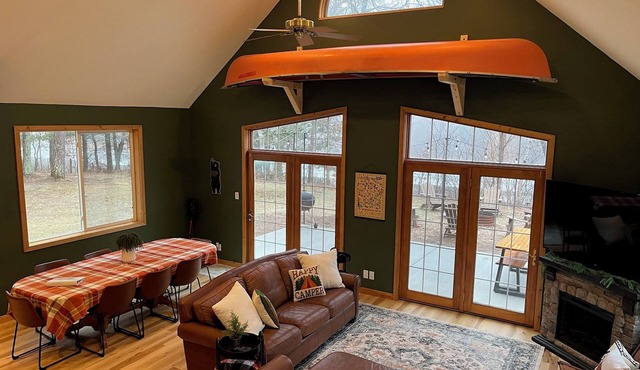 Secluded 3-bedroom cabin on the Chippewa River near Ladysmith, WI with WiFi, AC