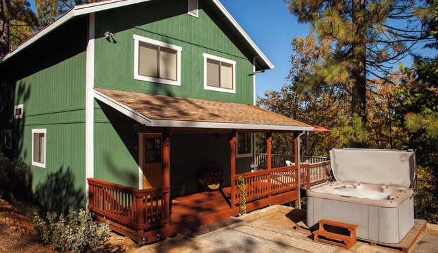 Secluded 3-bedroom cabin, Hot Tub, pet friendly, EV charger in delightful Arnold