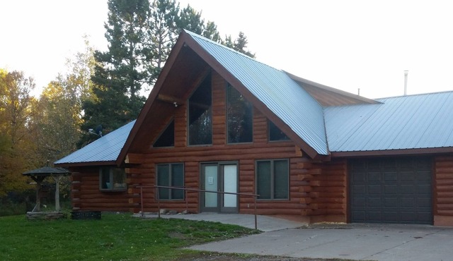 Secluded 3 bedroom Log Lodge Home w/trails & Private Lake and Pond