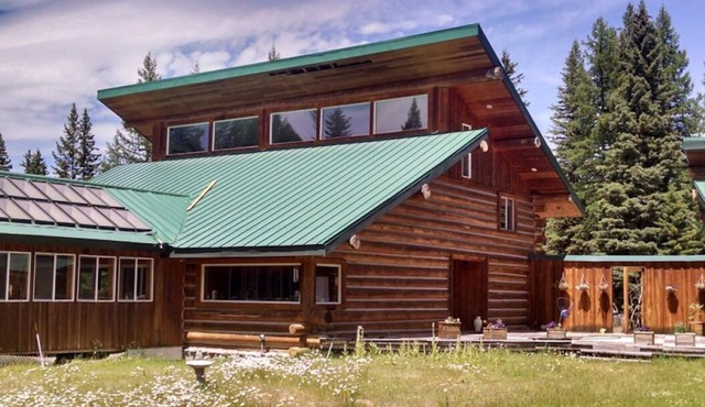 Secluded 3 bedroom lodge tucked in the heart of the Kootenai National Forest
