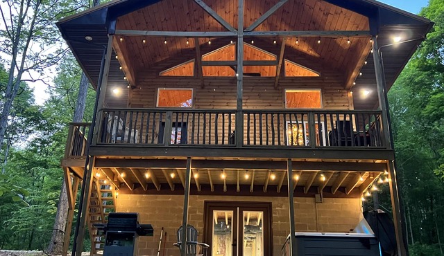 Secluded 3 bedroom Log Cabin,Kid Friendly,In Logan Ohio,in Hocking Hills,Hot Tub