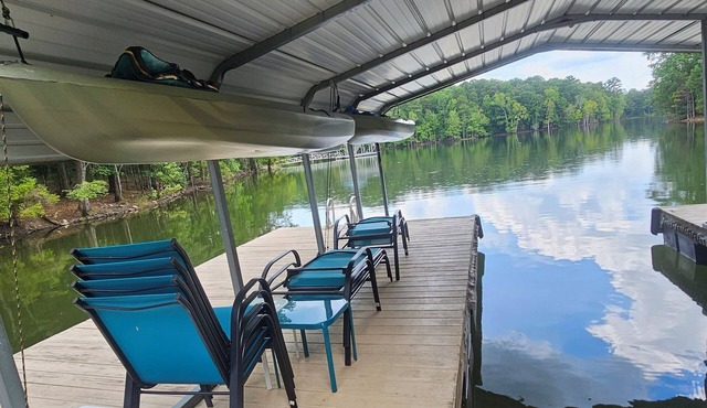 Secluded 3 bedroom retreat on Lake Thurmond/Hill with a private dock.