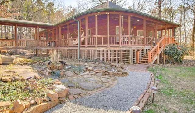 Secluded 3-bedroom cabin in serene Clarksville, close to local amenities.