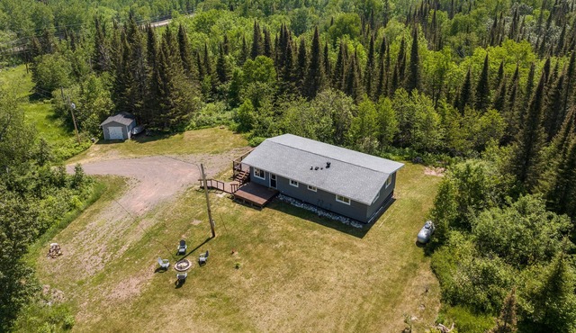 Secluded 3 BR cabin with deck near Grand Marais and Lutsen! Pets are welcome!