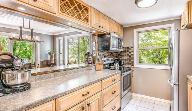 Secluded 3-lake chain house w/ pontoon boat