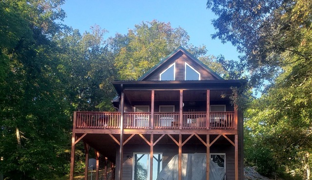 Secluded 3 story 4 br 2 bth on BroadRiver, by Ashville ,TIEC Chimney rock.