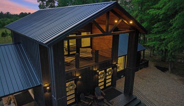 Secluded 3BR: 2 King Beds, Hot Tub, Arcade, Deck