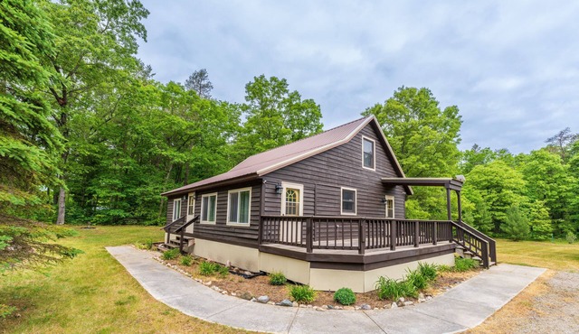 Secluded 3BR Cabin Fire Pit RV Parking Near Tippy Dam & Big-M Trails