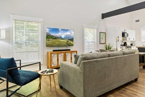 Secluded 3BR Cabin Lake Access & Resort Perks