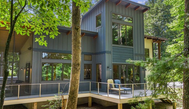 Secluded 3BR home on 30 acres near Green River Gorge with hot tub & trails