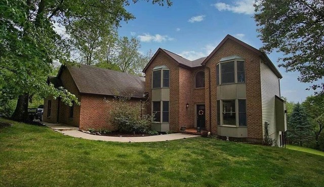 Secluded 4 bedroom with hot tub minutes from campus