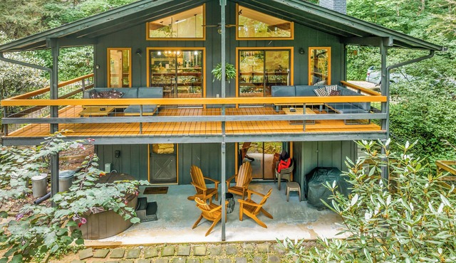 Secluded 4-bedroom mountain cabin w/hot tub & fire pit - near golf & skiing