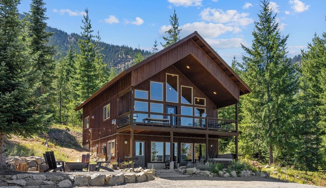 Secluded 4-bedroom Cabin Retreat with Game Room, AC, Hot Tub and Amazing View