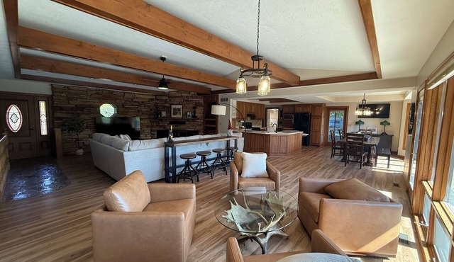 Secluded 4-bedroom home. 15 min to TBK sports complex & TPC Deere Run golf.
