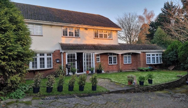 Secluded 4 bedroom house on private road in Chislehurst