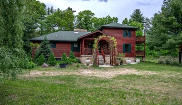 Secluded 4-bedroom log cabin surrounded by beautiful forest