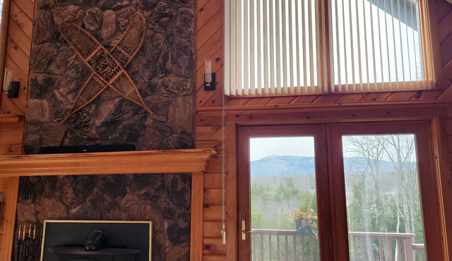 Secluded 4-bedroom Log Cabin with Mt. Monadnock views. with AC