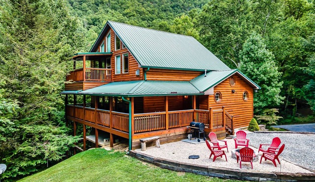 Secluded 4 Bedroom + Loft, Hot Tub, Fire Pit & Game Rooms!
