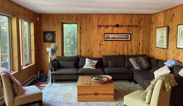 Secluded 4-season lakeside cottage retreat