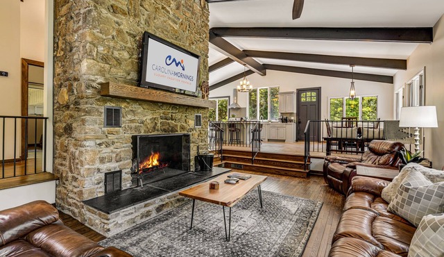 Secluded 4BR Lodge & Historic Cabin Near AVL w/2 Hot Tubs + Biltmore Pass