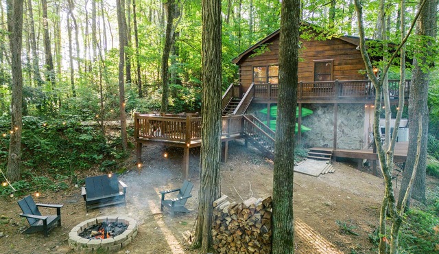 Secluded 4WD adventure with mountain views, hot tub and flat yard. Pet-friendly!