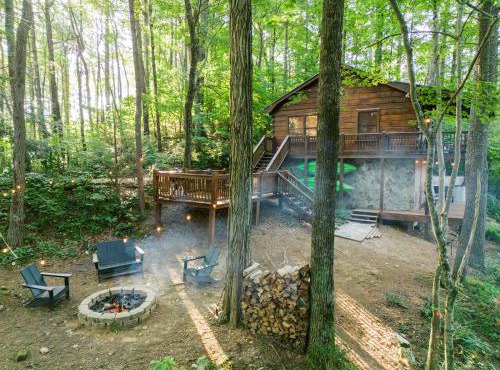 Secluded 4WD Getaway with Mountain Views and Hot Tub