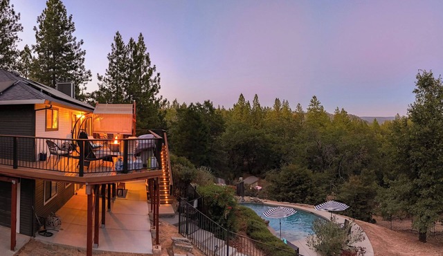 Secluded 5-acre getaway with Private Pool and Hottub - great views!