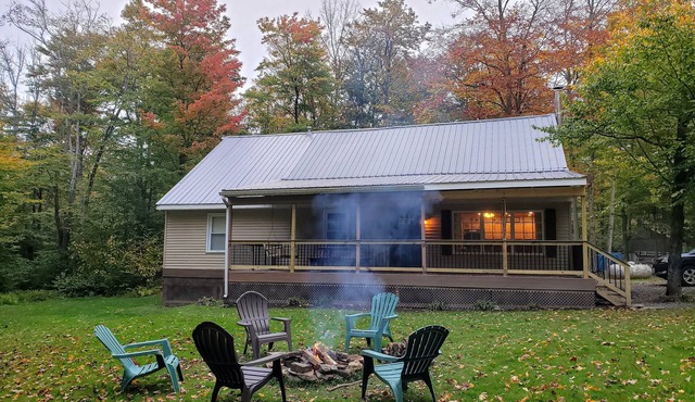 Secluded, 5 bdrms, Sleeps 14. 2 bathrms, tub/showers. Big yards. Covered decks.