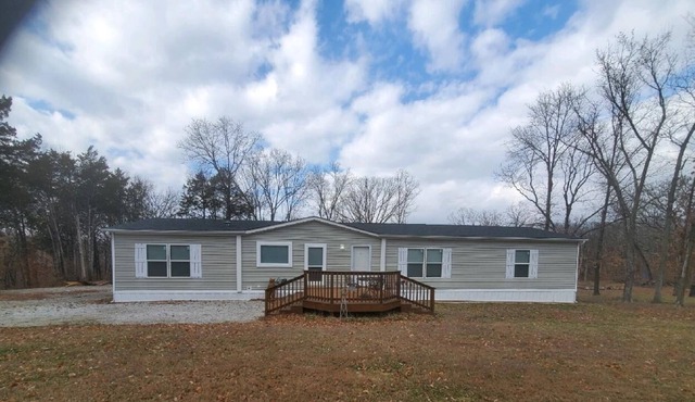 Secluded 6 acre home, minutes from Jellystone Water Park & Mark Twain Lake