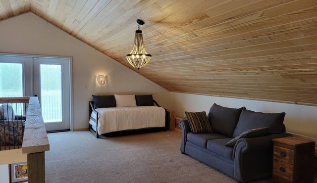 Secluded 6-bedroom housenWiFi & AC~Jetted tubnHiking trail~Manicured acreage