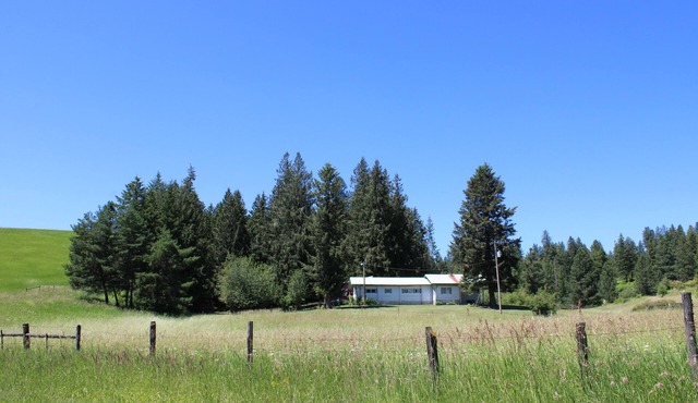 Secluded 77-Acre Retreat, Pet-Friendly Cabin Near Univ. of Idaho & WSU.