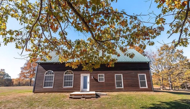 Secluded 9 bed house in Licking ~Pet Friendly ~Fast Wi-fi ~Up to 13 guests