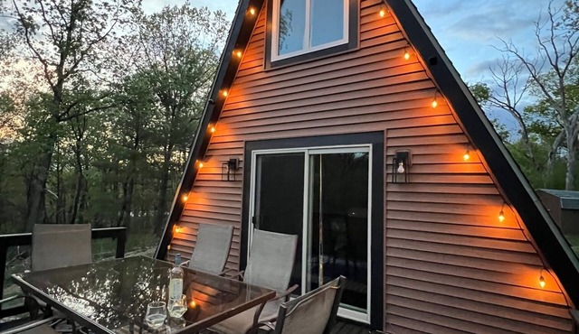Secluded A frame cabin close Dells, BRAND NEW HOT TUB, firepit, grill.
