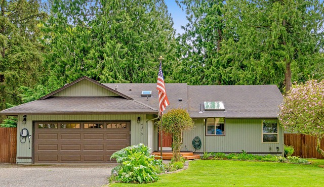 Secluded abode with park-like yard, fast WiFi & play set - nearby river access