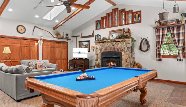 Secluded All-One-Level Carriage House-Pool Table-Hot Tub-Dog Friendly - Car Charger