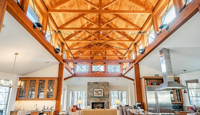 Secluded Amish post and beam custom-built home w/hot tub at Valley Forge Park