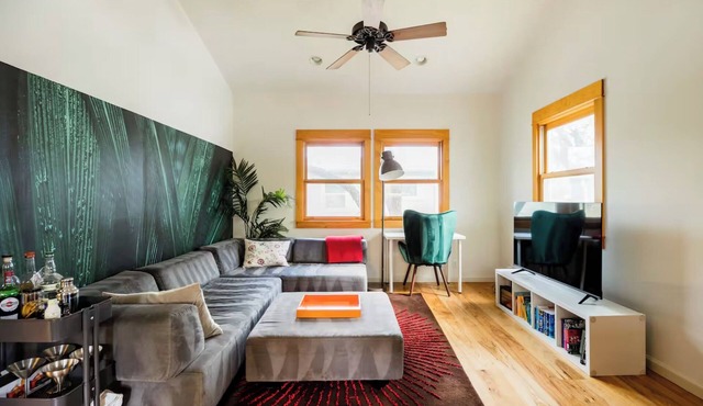 Secluded and Central Hyde Park Casita