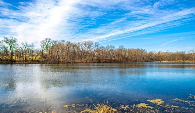 Secluded and Cozy Lake House/Farmhouse on 40 acres with a 13 acre private lake