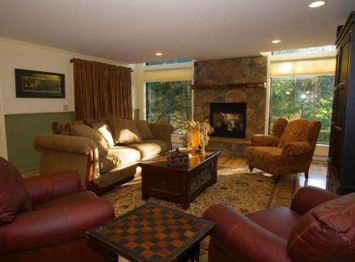 Secluded and Cozy Townhome at Tripp Lake