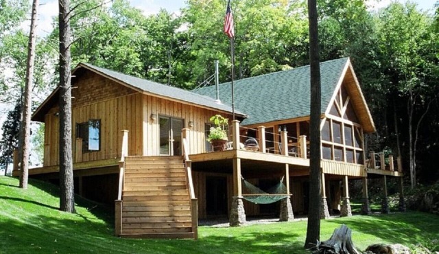 Secluded and lavish 6BDR lakehouse in private cove with outdoor (year round) hot tub & steam sauna