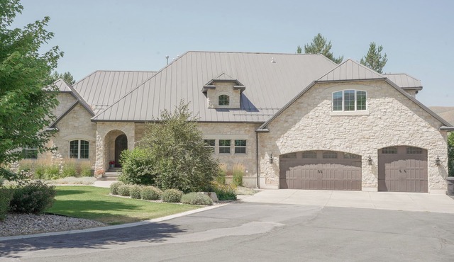 Secluded and peaceful country home near mountains, reservoir, ski resorts.