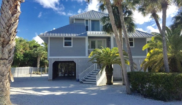 Secluded and Private House with Pool, Near Beach. 11 blocks from Village.