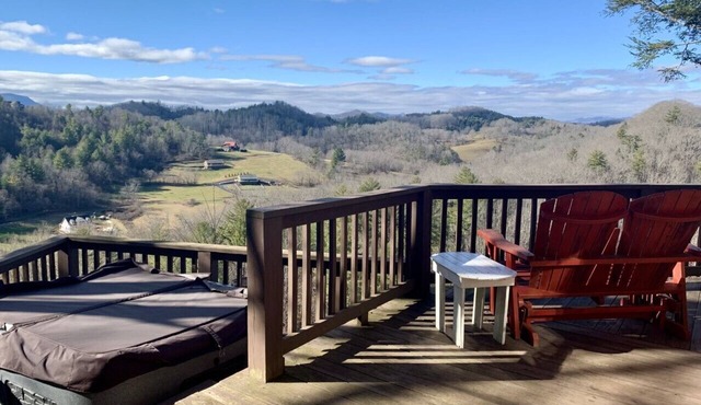 Secluded and Private Cabin with Amazing Views. Hot tub and WiFi.