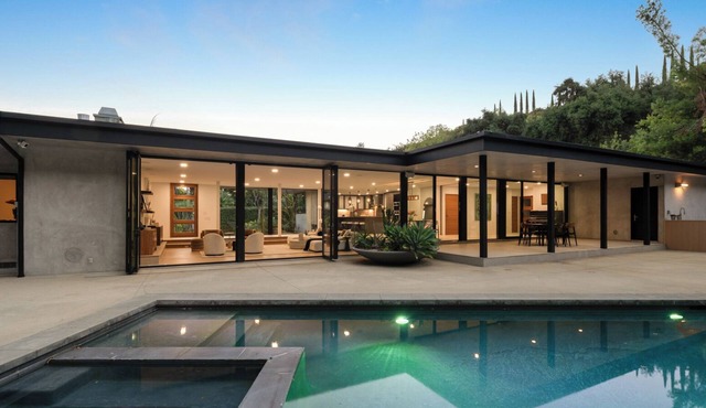 Secluded and Spacious 5-bedroom house in Beverly Hills with sparkling pool