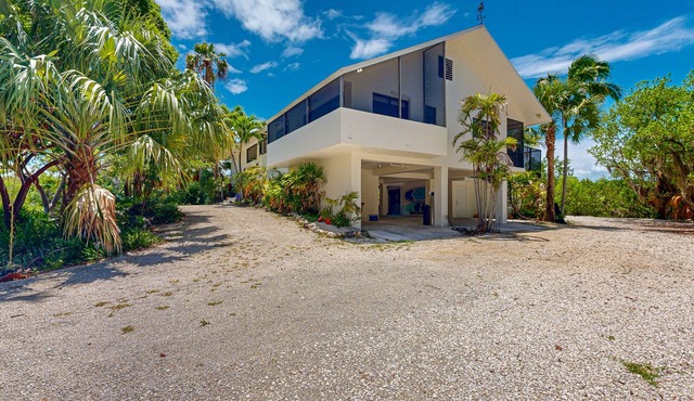 Secluded and spacious family friendly sanctuary with enclosed pool and hot tub